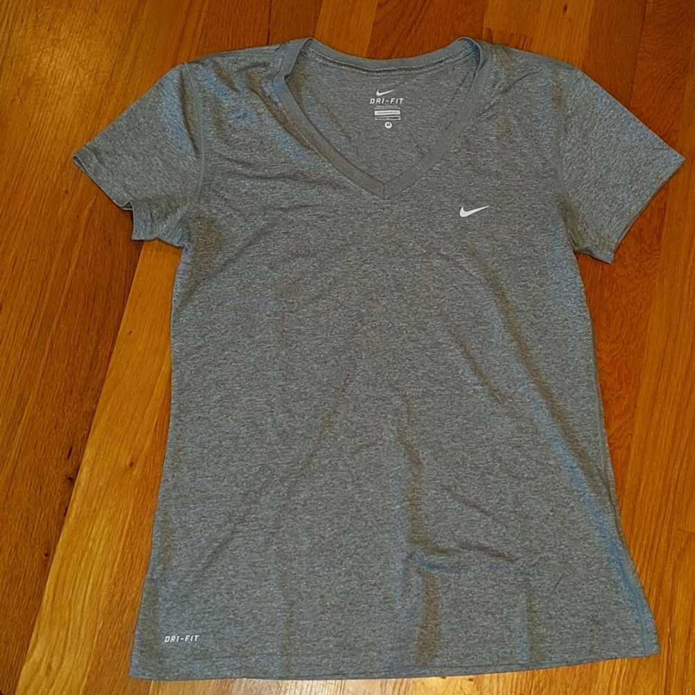 Dri-fit v-neck Nike tee